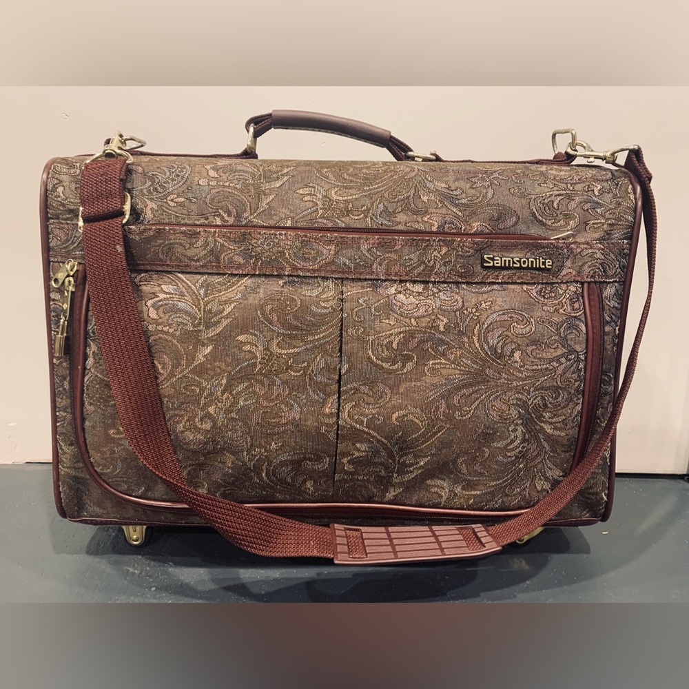 Samsonite 21” x 14” x 7” Carry-On Luggage Lightweight and Durable 6lb Strap 40”